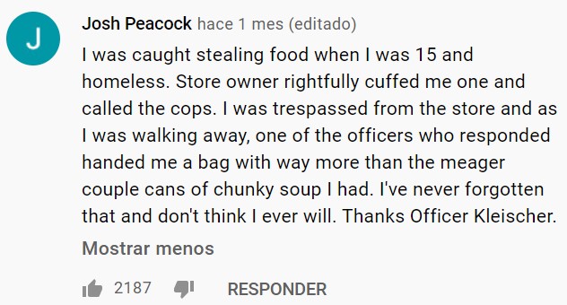 Un policía le compra una gorra y unos guantes a una mujer sorprendida robando en un supermercado