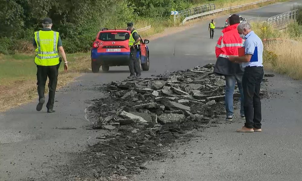Revientan de madrugada el asfalto en una carretera de Portomarín (Lugo) y la Diputación denuncia ante la Guardia Civil
