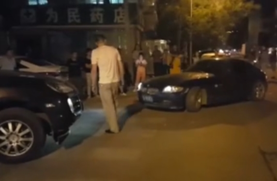 ¡Capachao!: discusión entre un hombre en un Porsche Cayenne y una mujer en un BMW Z4 en China.