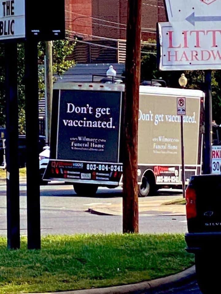 La campaña de marketing de una funeraria estadounidense: "No te vacunes"