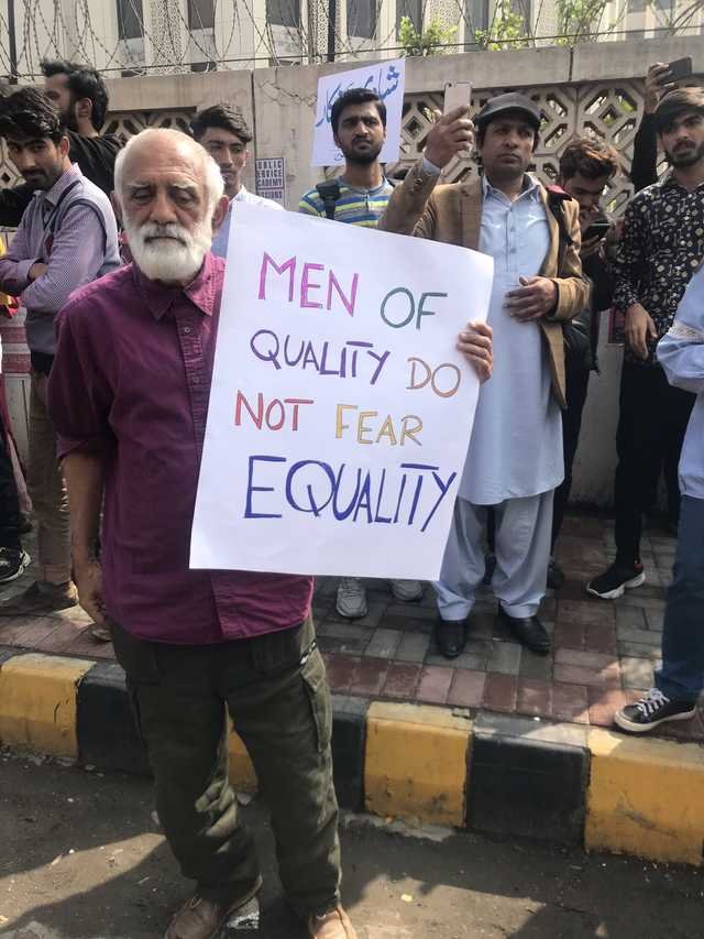 Pancarta vista en una marcha por los derechos de las mujeres en Pakistan