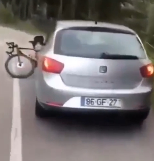 Atropella a un ciclista y se da a la fuga arrastrando su bici ...
