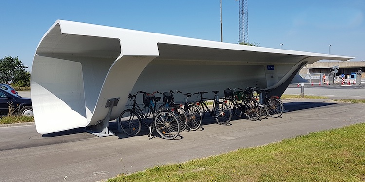 Dinamarca reutiliza viejas aspas de turbinas eólicas como estacionamientos para bicicletas