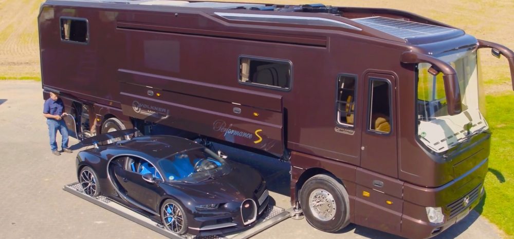 La autocaravana más cara del mundo incluye un Bugatti Chiron "de regalo" que transporta en su interior