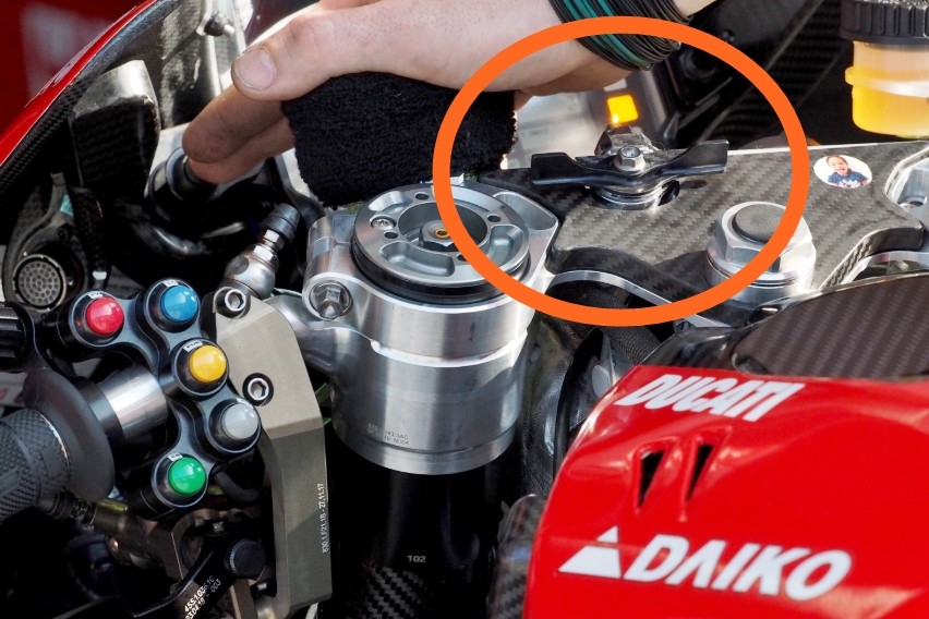 Así funciona el sistema que comprime el amortiguador de las Ducati para mejorar las salidas