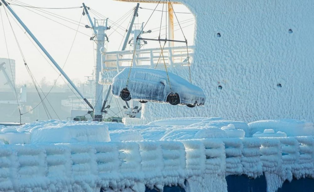 Un barco llega a puerto cargado de coches totalmente congelados