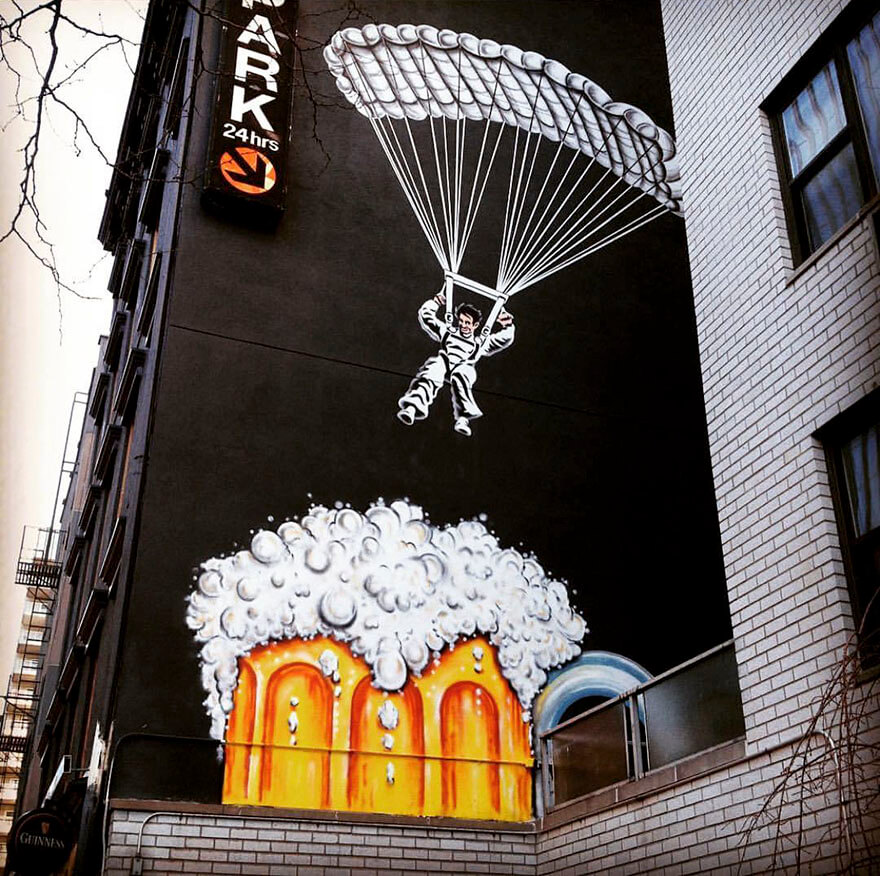 Los Graffitis de Tom Bob aprovechando el mobiliario callejero de Nueva York como parte de sus obras