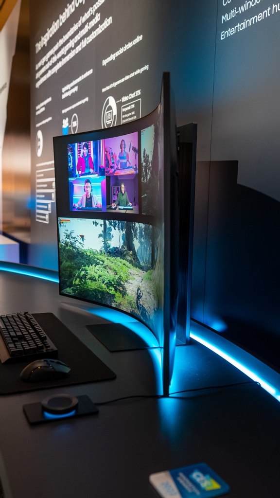 Samsung descubre el Odyssey Ark, un imponente monitor vertical de 55 pulgadas, y un peculiar proyector portátil