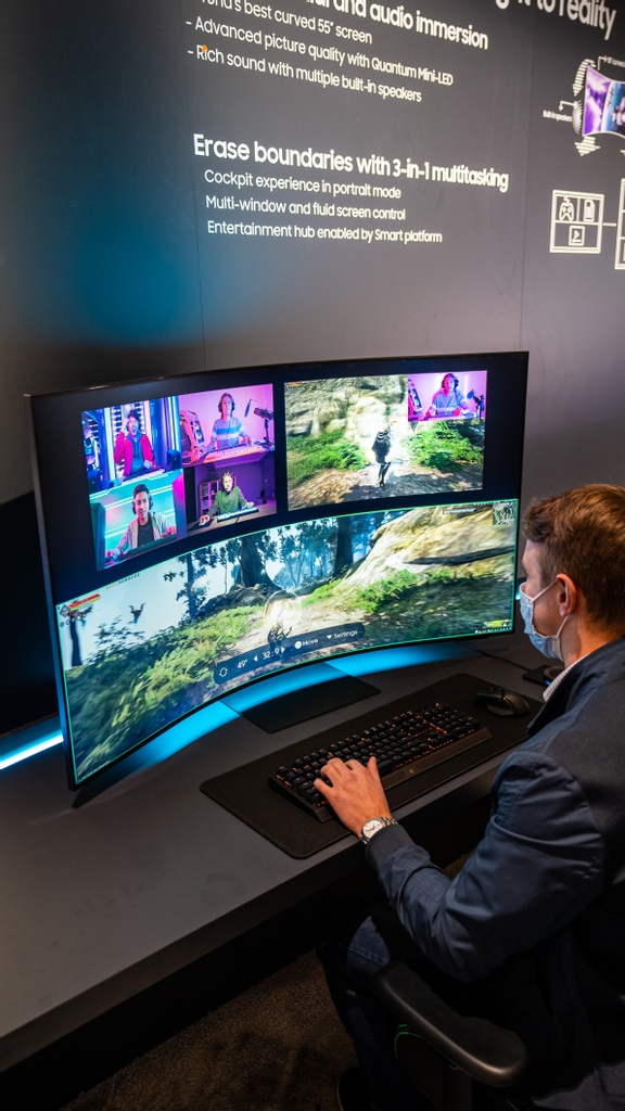 Samsung descubre el Odyssey Ark, un imponente monitor vertical de 55 pulgadas, y un peculiar proyector portátil