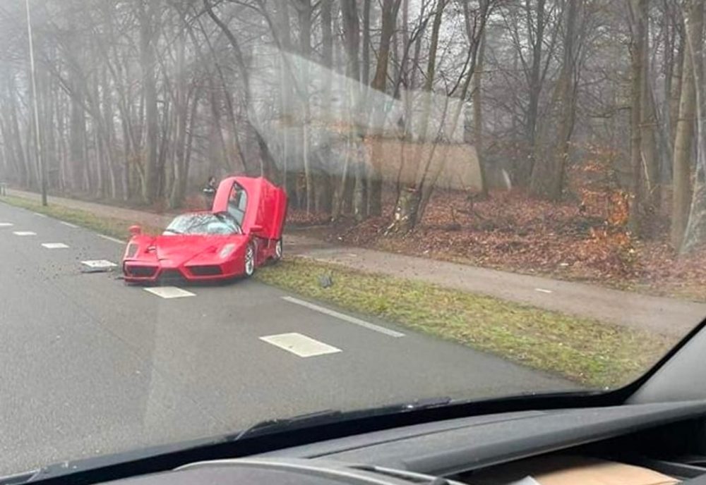 Un conductor ha reventado este precioso Ferrari Enzo contra un árbol en Baarn (Países Bajos).