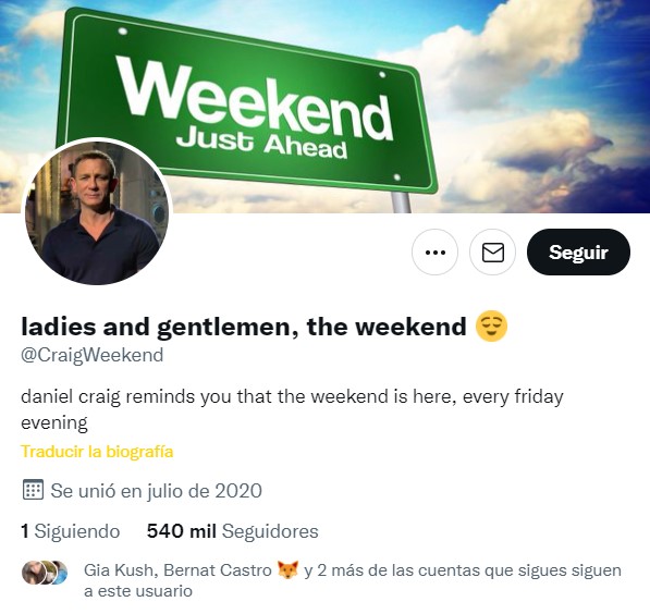 Existe una cuenta de Twitter con más de medio millón de seguidores que lo único que hace es publicar el mismo vídeo de Daniel Craig presentando a The Weekend cada viernes