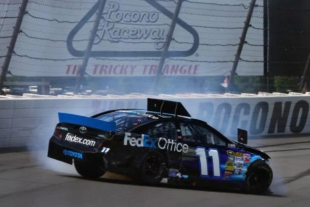 NASCAR: Aric Almirola hace media curva del óvalo totalmente cruzado, hace saltar los flaps del techo, y se salva de tener un accidente