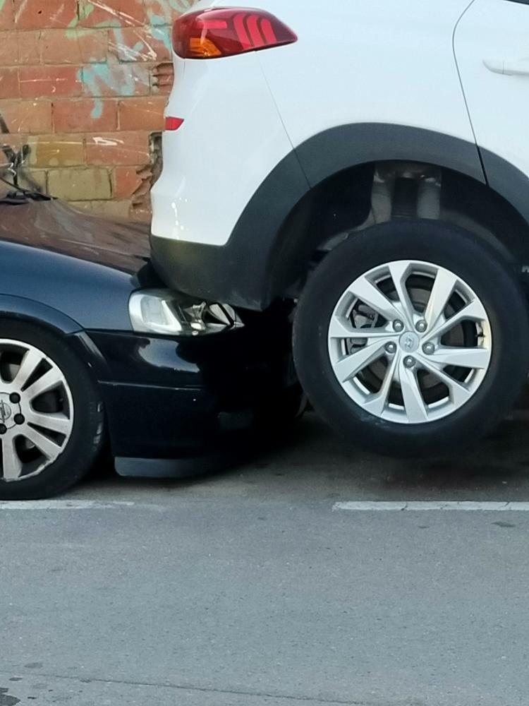 Le multan por aparcar así