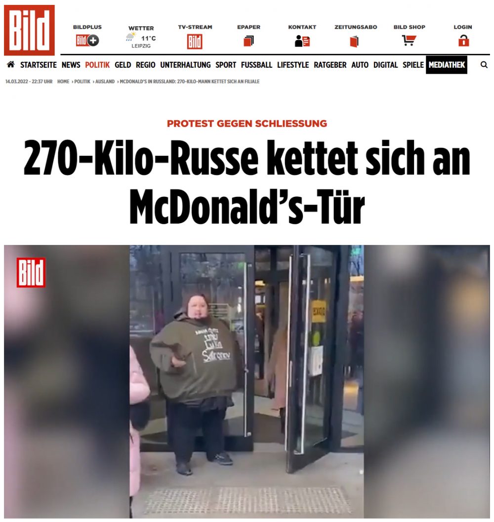 Un ruso de 270 kilos se encadena a las puertas de un McDonald's en señal de protesta por su cierre en todo el país
