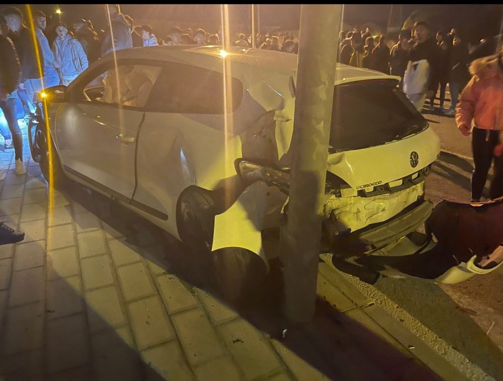 Un cani estrena su VW Scirocco contra una farola