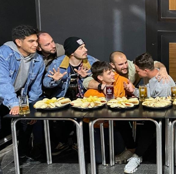 - Bienvenido al 100 Montaditos. ¿Qué va a comer?