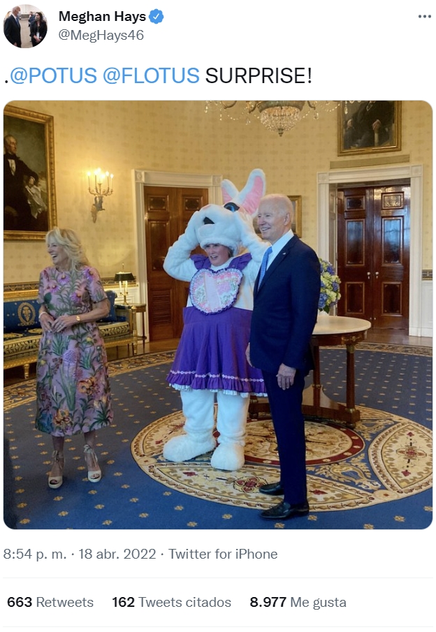 Un conejo de pascua gigante interrumpe a Biden justo cuando iba a hablar de Afganistán