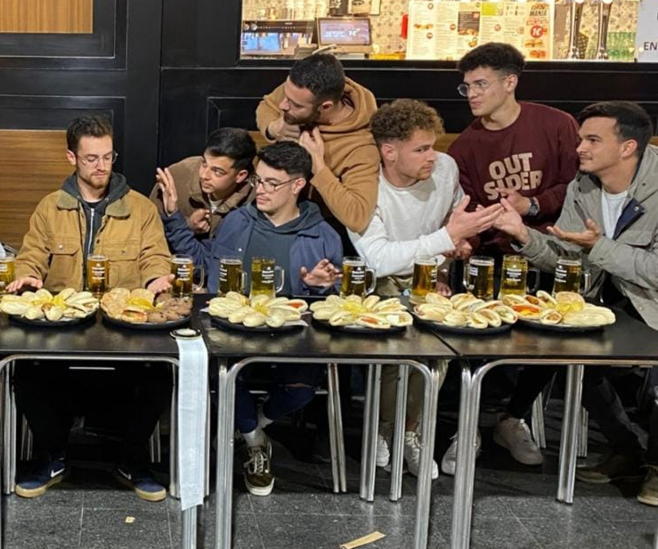 - Bienvenido al 100 Montaditos. ¿Qué va a comer?