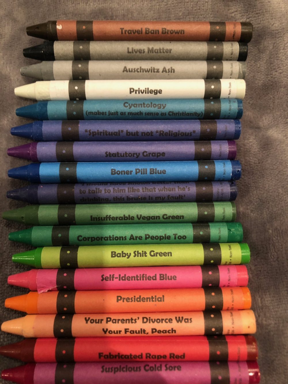 Lápices de colores ofensivos