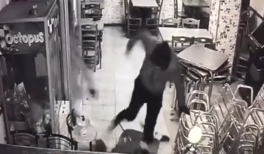 Una camarera de 24 años recibe una brutaI paliza en un bar de Torrero