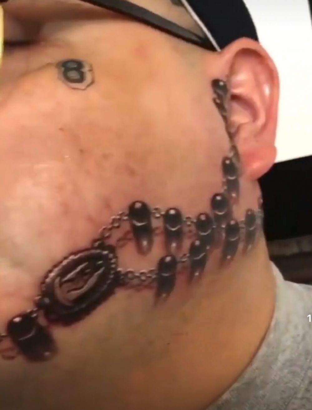 Este hombre ha tenido la genial idea de tatuarse un rosario en la puta cara