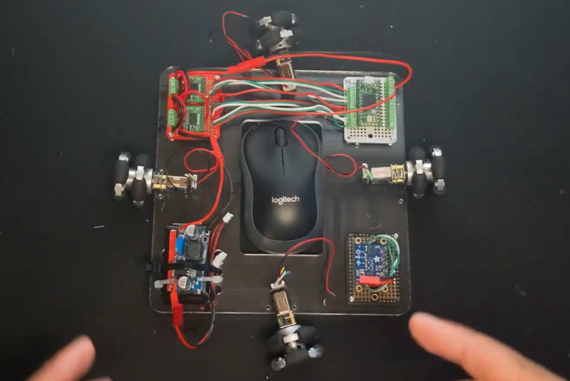 Un ingeniero crea el primer cheat analógico: un ratón robotizado que apunta solo a los enemigos