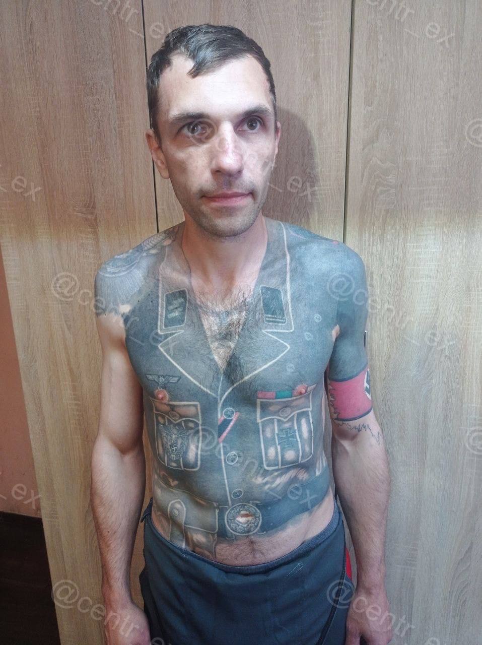 Un nаzi ucraniano con el uniforme de la Gestapo tatuado. Y yo solo pienso en la oportunidad perdida de hacer coincidir las tetillаs con los botones del bolsillo.