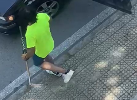 Reyerta entre varios seres luminosos con palos y cuchillos
