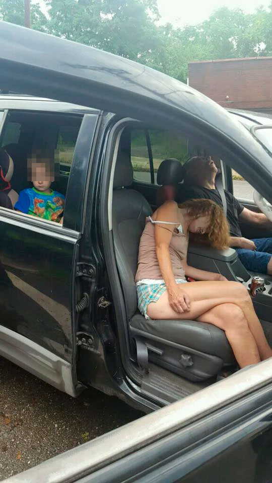 Detienen a una pareja de heroinómanos tras perder la consciencia con sus hijos pequeños en el coche