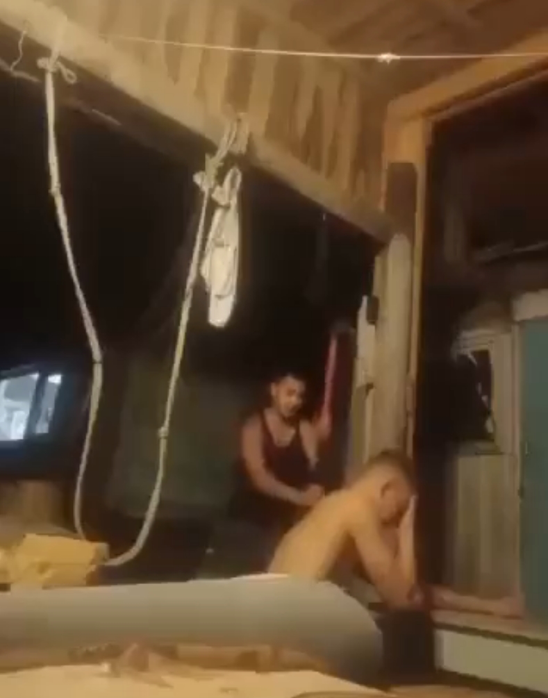 Rusos rompiéndose las manos o los brazos para no ir a la guerra