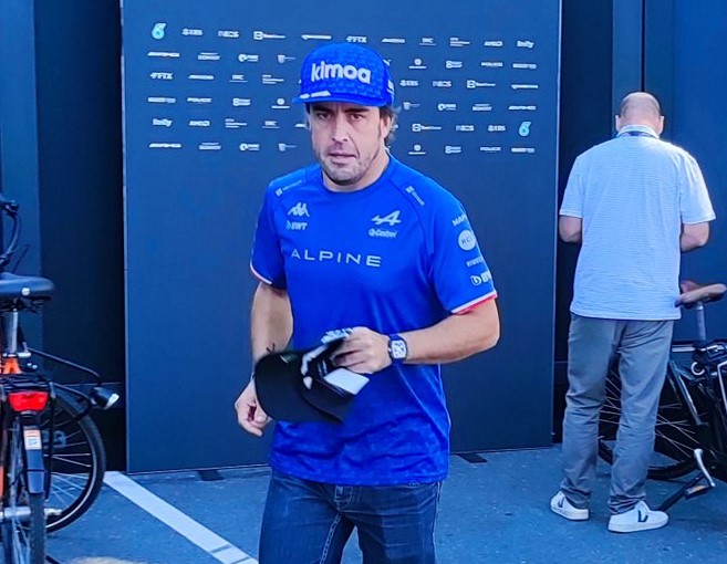 Hamilton publicó un post en Instagram después de que Alonso le llamara "menudo idiota", y añadió la foto de una gorra firmada para Fernando Alonso