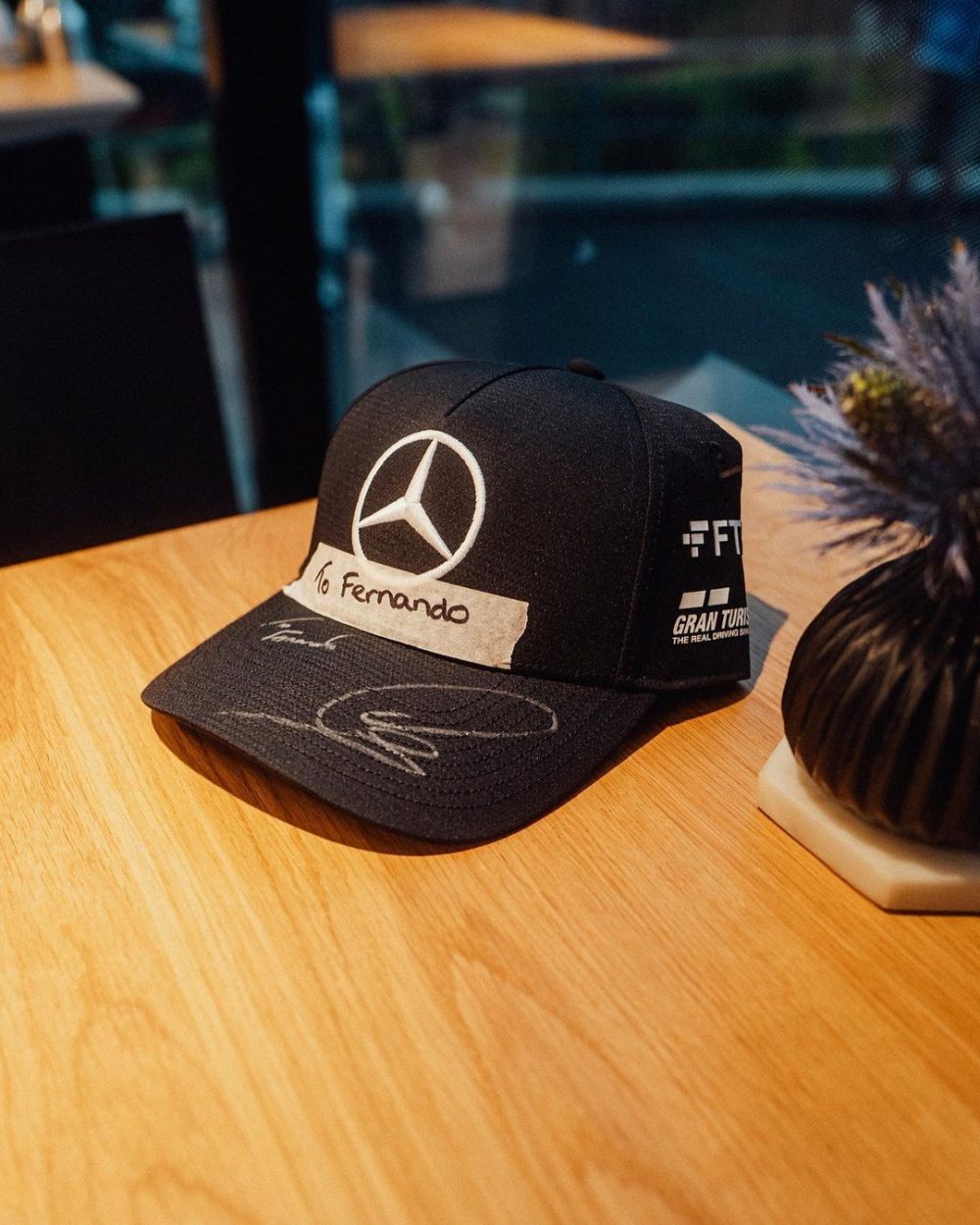 Hamilton publicó un post en Instagram después de que Alonso le llamara "menudo idiota", y añadió la foto de una gorra firmada para Fernando Alonso