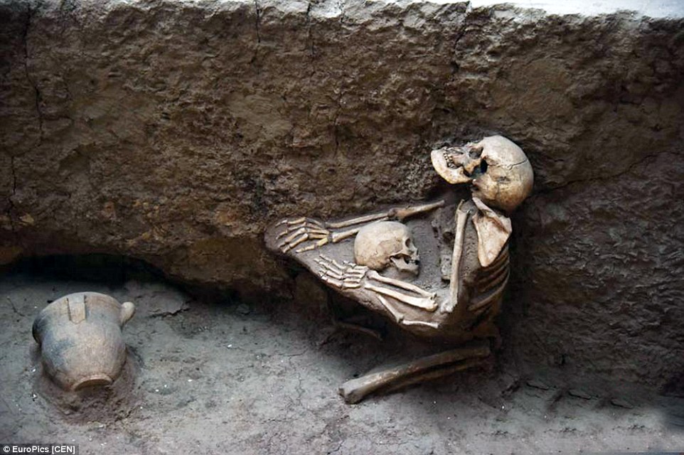 Esqueletos con 4000 años de edad de una madre que estaba tratando de proteger a su hijo durante un terremoto masivo que azotó a China en el año 2.000 a.C. y provocó inundaciones masivas, un acontecimiento que se conoce como "La Pompeya de China".