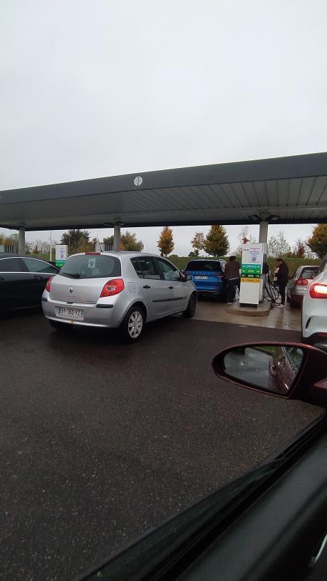 En Francia se están poniendo las cosas bastante chungas con la escasez de combustibles...