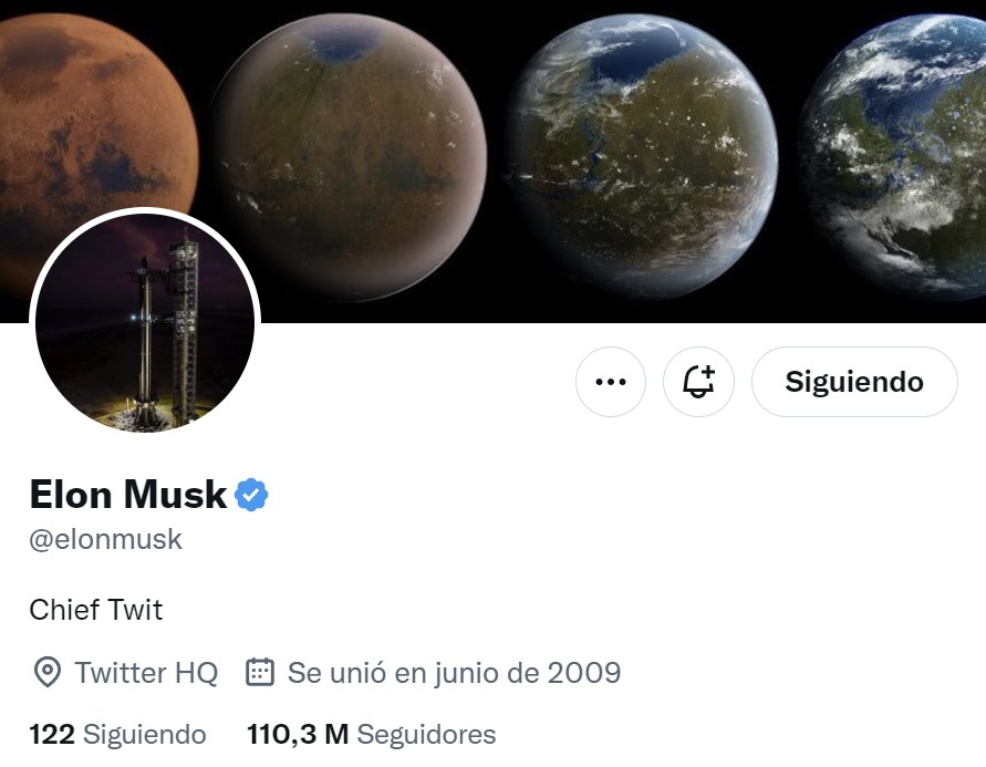 Elon Musk entra en las oficinas de Twitter cargando con un lavabo