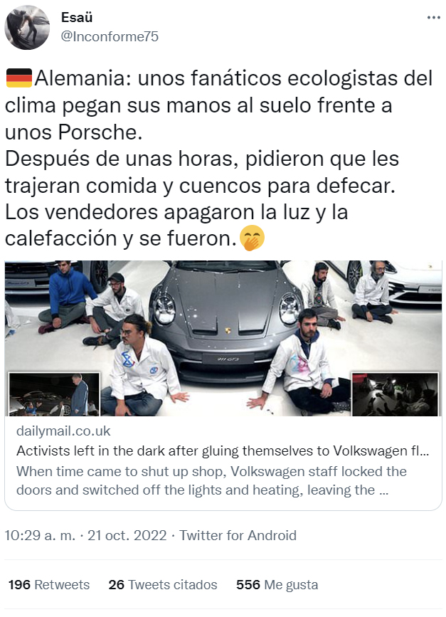 Activista ecologista se pega al asfalto y tira el tubo de pegamento por una alcantarilla.