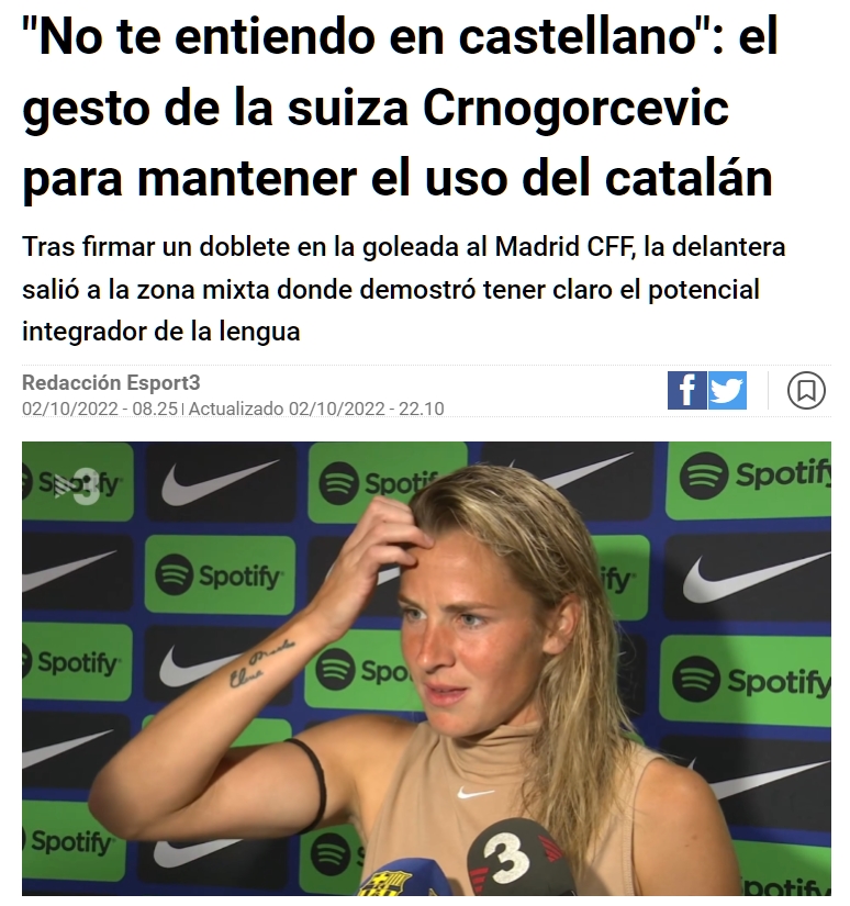 La jugadora habla 6 idiomas y está aprendiendo catalán. La periodista lo sabe y por eso hace esa broma. De hecho, en el vídeo no sale pero al final responde en castellano sin problemas.
