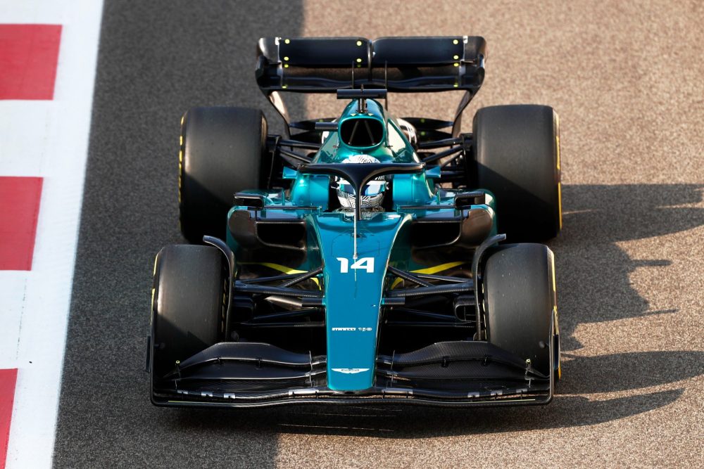 Arriba: Fernando Alonso y Pedro de la Rosa de verde en el box de Jaguar (2002)