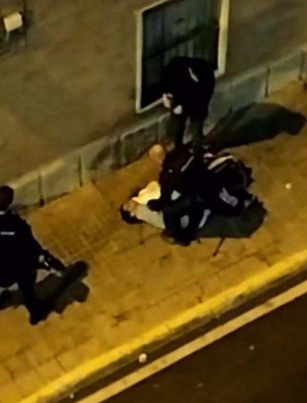 Graban a presuntos policías secretas actuando de forma desproporcionada