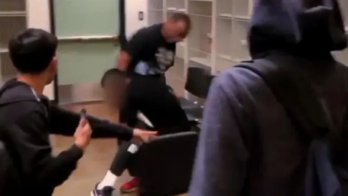 Un profesor de 64 años arrestado por agredir a un alumno que se estaba enfrentando a él