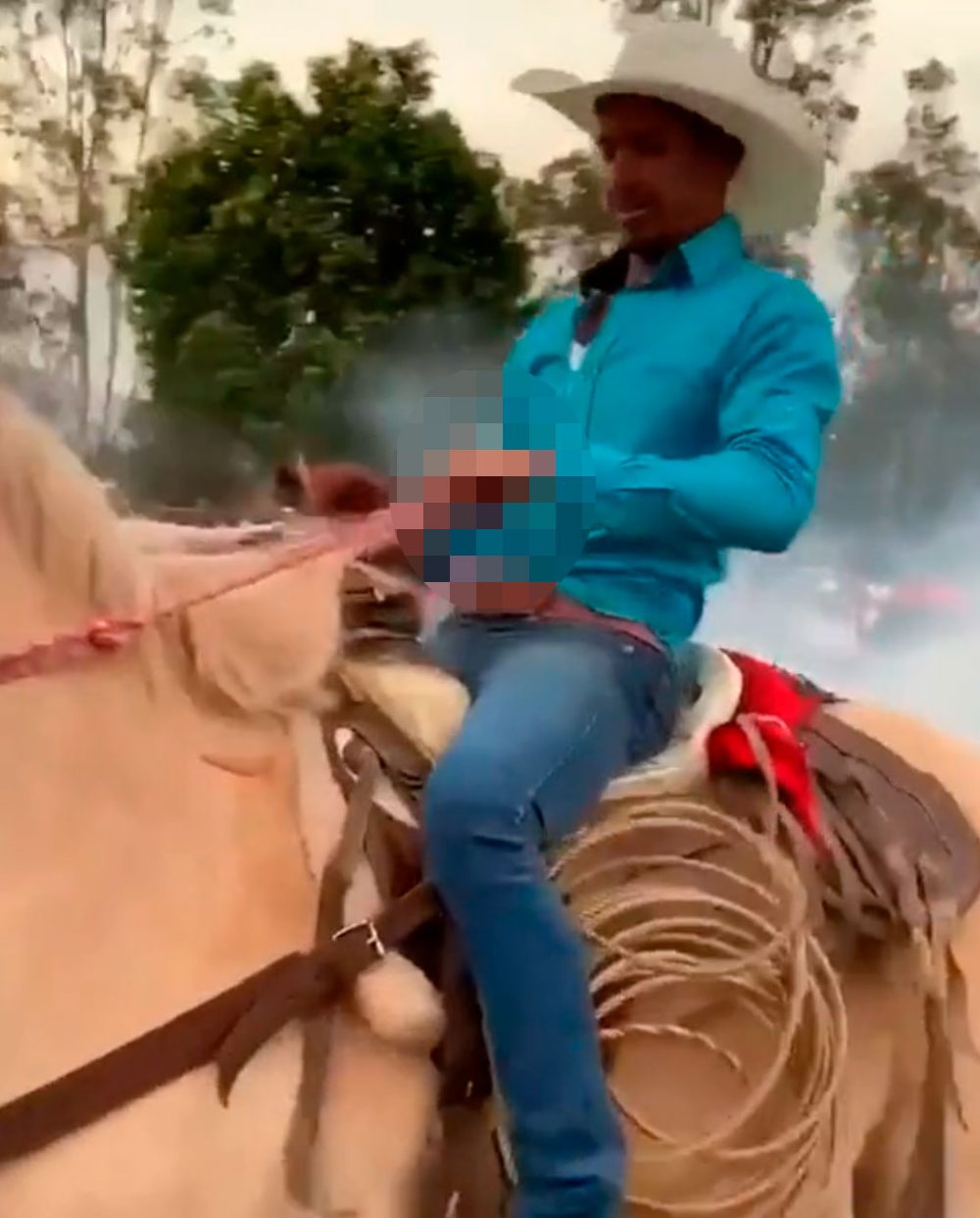 Cowboy pierde un dedo intentando capturar un caballo