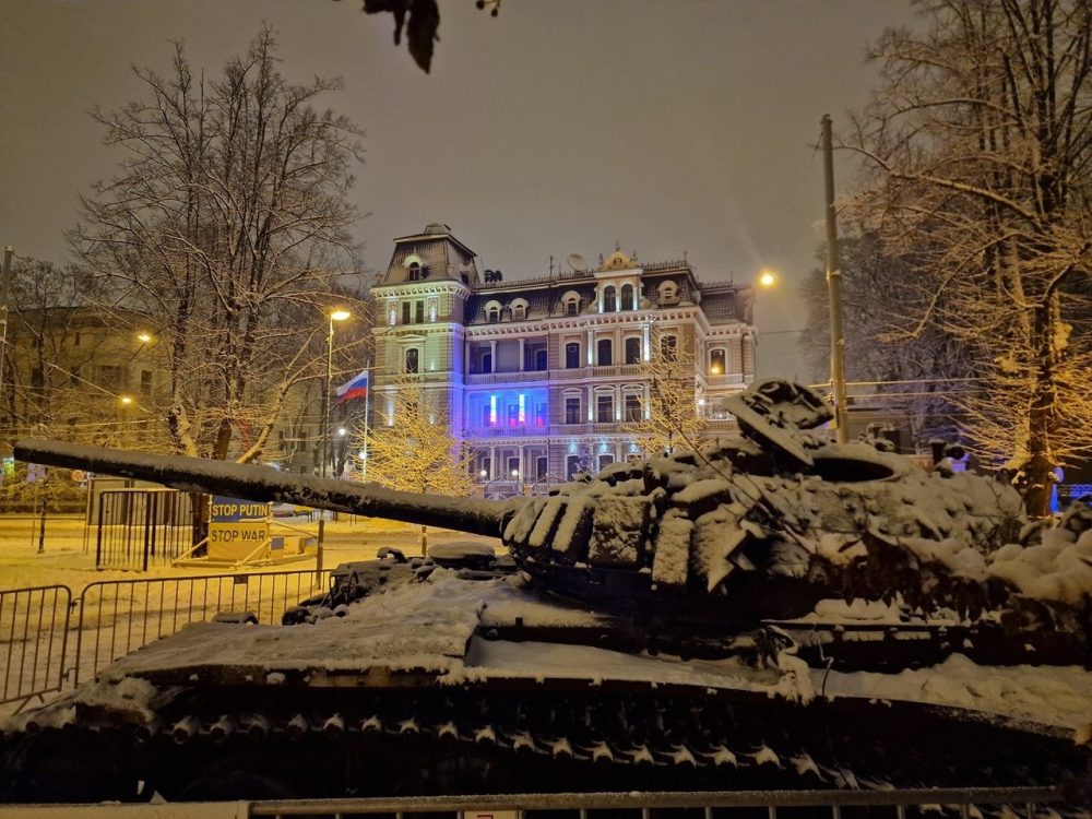 Un tanque ruso destruido ha sido colocado en Berlín justo en frente de la embajada rusa.