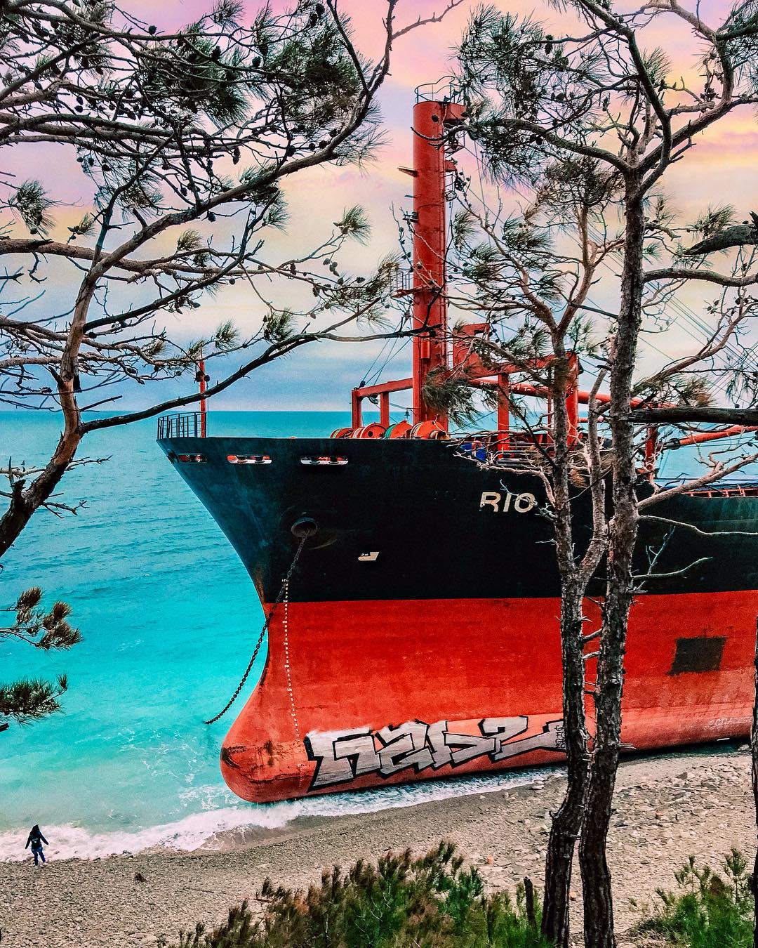 Desde 2018, un barco llamado Río está encallado en una de las costas del Mar Negro, cerca de Novorossiysk