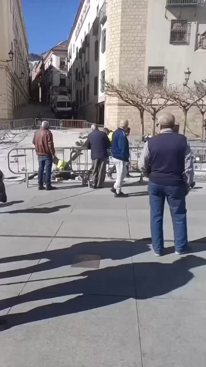 ¿Qué sería de una obra sin sus 18 abuelos mirando?