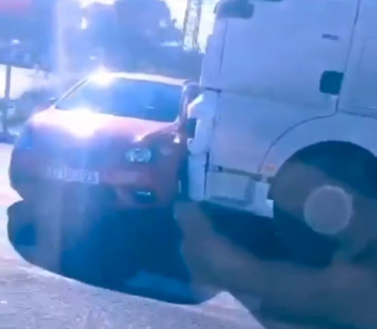Ha vuelto a pasar: Un camión arrastra un coche cientos de metros en plena autovía (Cerro de los Ángeles, Madrid)