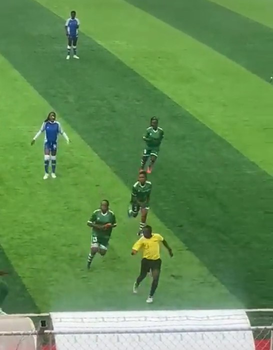 Imágenes vergonzosas en el fútbol femenino del Congo.