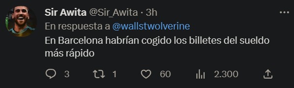 Un hombre tropieza en una estación de Japón, esparciendo por el suelo sus enseres personales