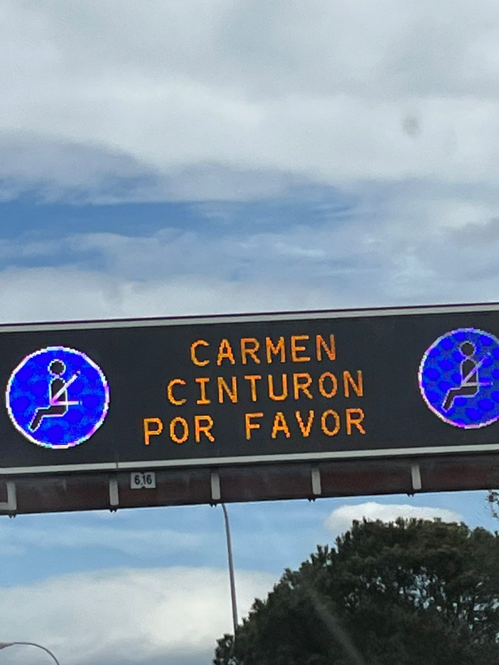 La DGT comienza a utilizar nombres de personas para lanzar sus mensajes en paneles informativos