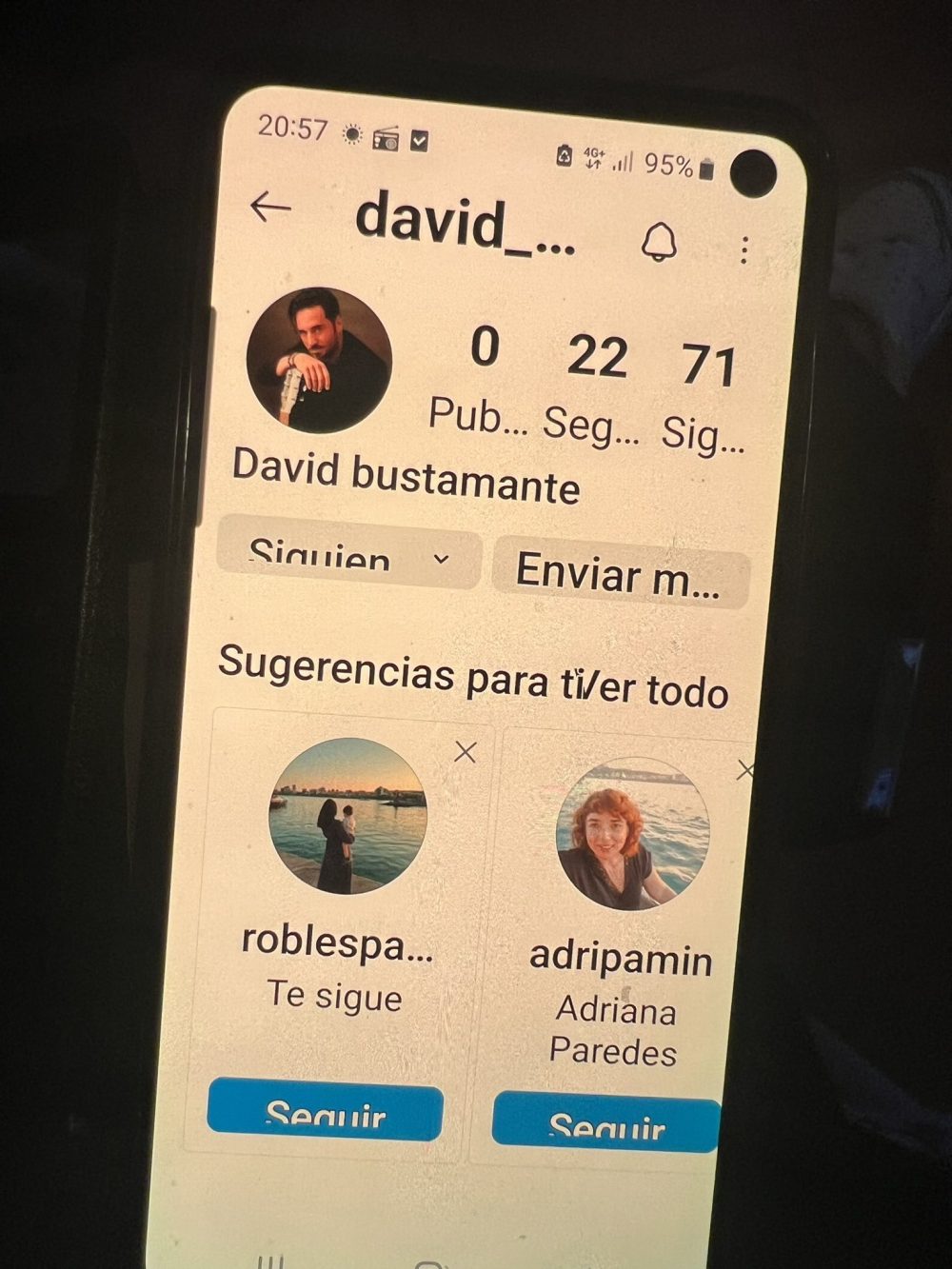 Te levantas un día y descubres que David Bustamante le está metiendo fichas a tu madre