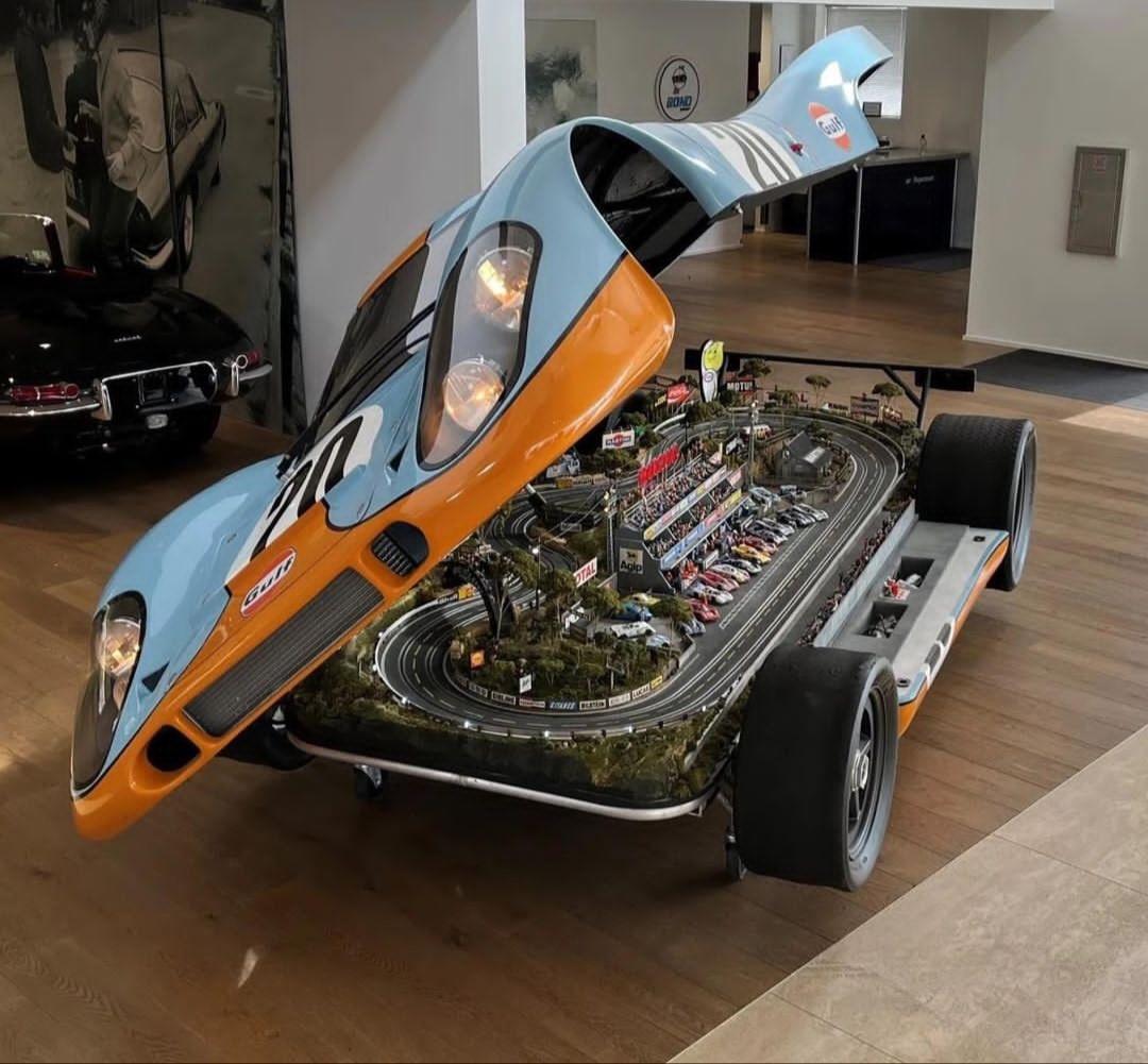 Un circuito de slot (Scalextric) dentro de un Porsche 917